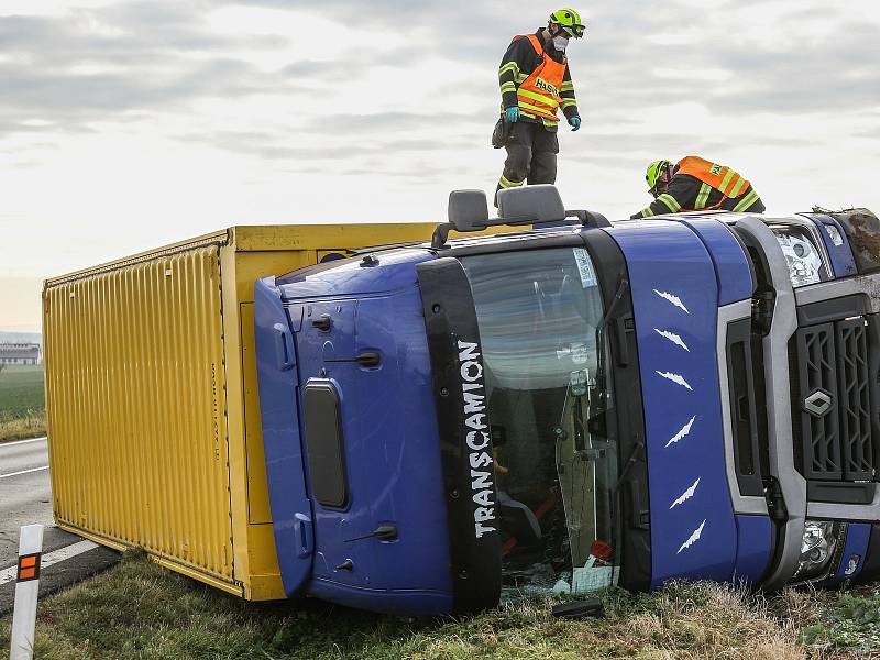 Dopravní nehoda kamionu na silnici I/38 nedaleko Libenic v sobotu 6. listopadu 2021.