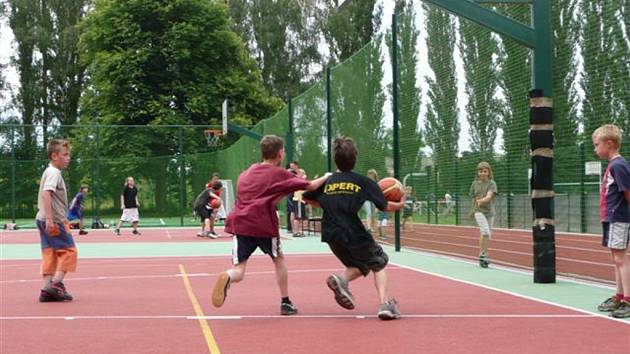 Nové víceúčelové hřiště v Pečkách už slouží svému účelu