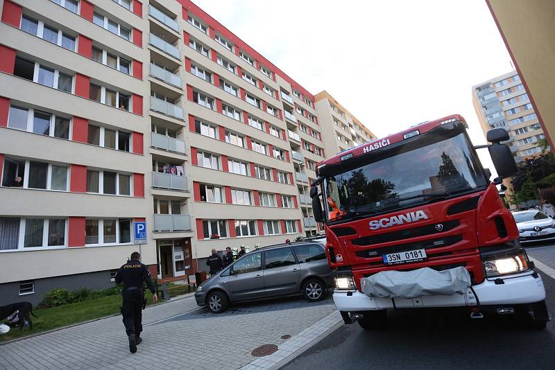 Z požáru v Nerudově ulici v Kolíně večer 23. srpna 2021.