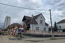Na křižovatce kolínských ulic Jeronýmova a Vrchlického se uprostřed zástavby zřítila část rodinného domu.