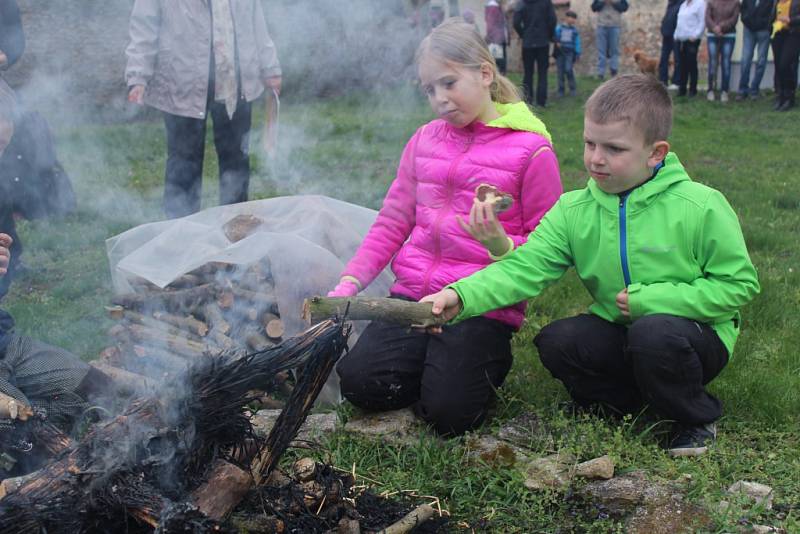 V Nebovidech se v sobotu odpoledne uskutečnilo příjemné velikonoční tvoření, alias vítání jara, zakončené vynášením Morany.