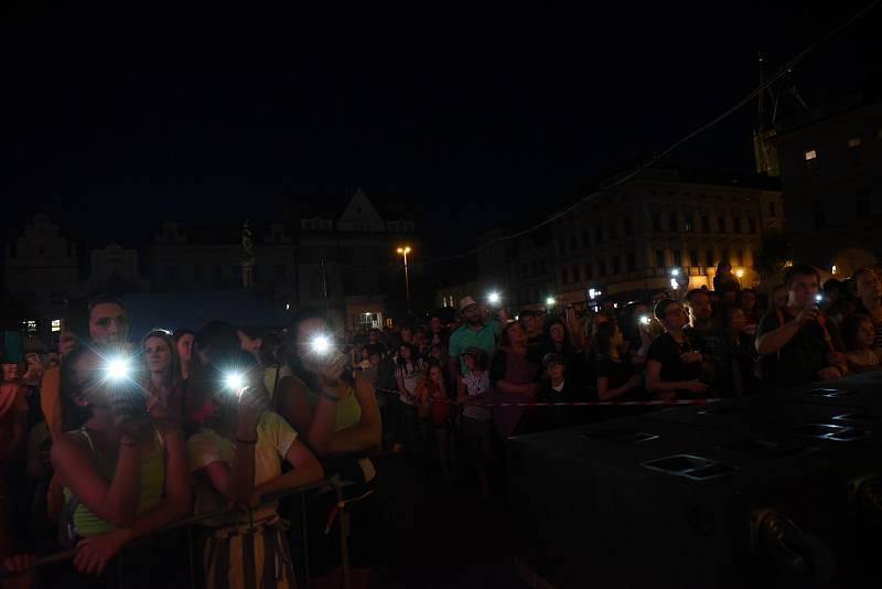 Kolínské kulturní léto: z koncertu Lazy Brass, Pokáče a Migu 21 na Karlově náměstí v Kolíně.