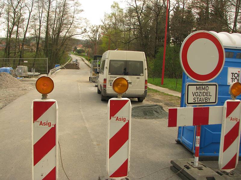 Oprava mostku u Červených Peček finišuje, ještě do neděle budou muset řidiči jezdit po objížďce přes Dobešovice.