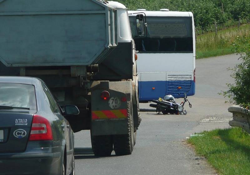 Dopravní nehoda motocyklisty a autobusu u Plaňan. 30. června 2009