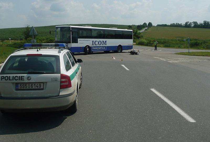 Dopravní nehoda motocyklisty a autobusu u Plaňan. 30. června 2009