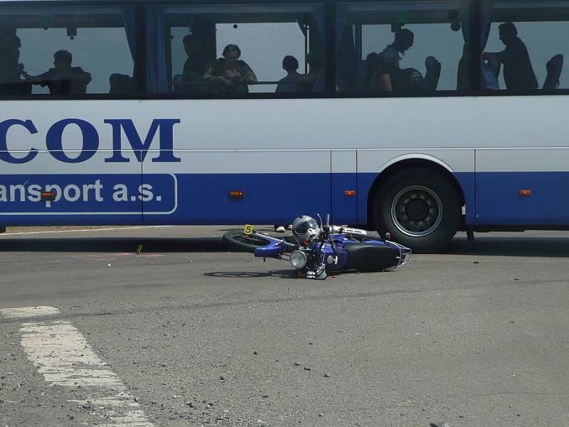 Dopravní nehoda motocyklisty a autobusu u Plaňan. 30. června 2009