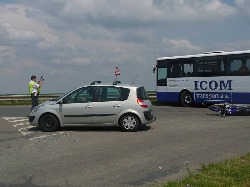 Dopravní nehoda motocyklisty a autobusu u Plaňan. 30. června 2009