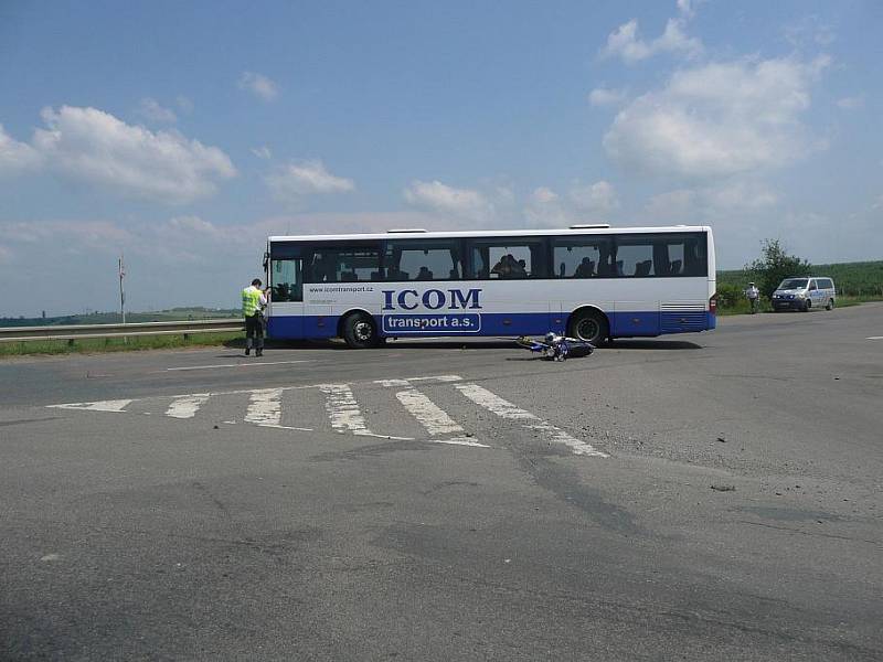 Dopravní nehoda motocyklisty a autobusu u Plaňan. 30. června 2009