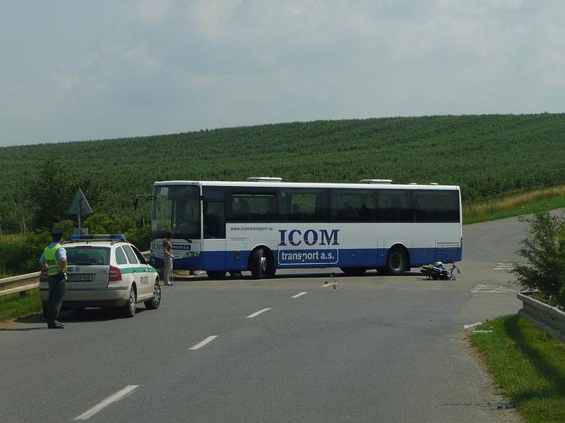 Dopravní nehoda motocyklisty a autobusu u Plaňan. 30. června 2009