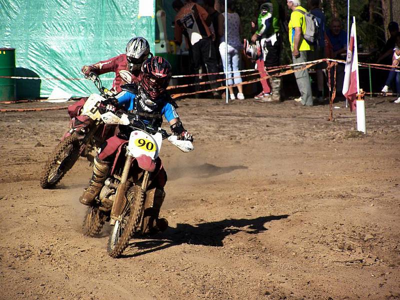 Motocrossový areál v Krupé u Kostelce se v sobotu odpoledne naplnil více než osmdesáti závodníky a motocykly všemožných kubatur. Jezdci se utkali v třetím závodě o pohár starosty Krupé, Jaroslava Boumy.