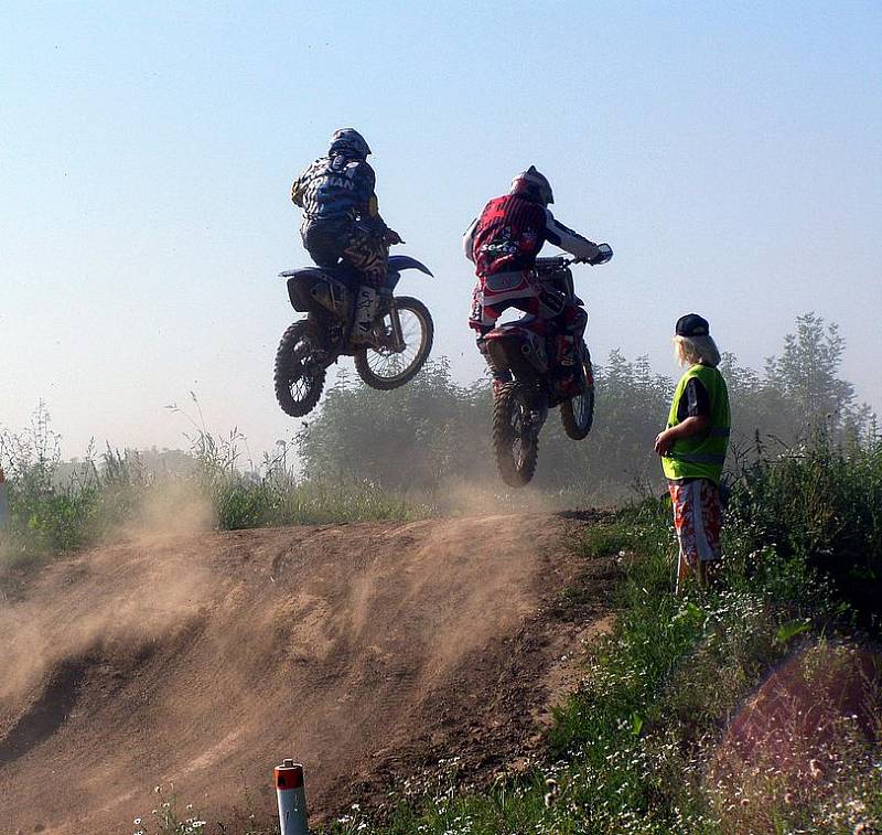 Motocrossový areál v Krupé u Kostelce se v sobotu odpoledne naplnil více než osmdesáti závodníky a motocykly všemožných kubatur. Jezdci se utkali v třetím závodě o pohár starosty Krupé, Jaroslava Boumy.