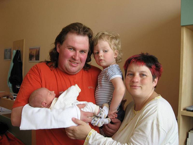 Vendula Rejfková se v kolínské porodnici narodila 28. dubna 2011. Po narození měřila 48 centimetrů a vážila 2490 gramů. Rodiče Zuzana a Aleš Rejfkovi si ji dovezli domu do Týnce nad Labem, kde se na ni těšil dvouapůlletý bráška Kubík.