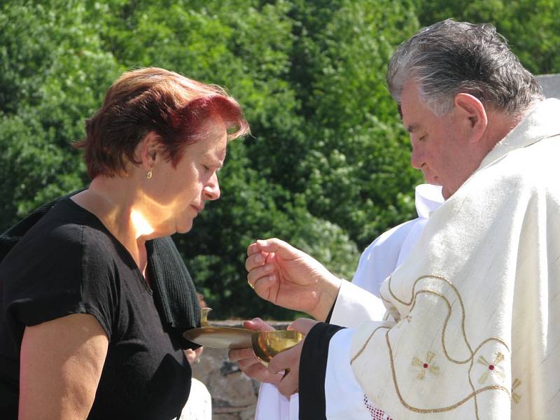 Žehnání novému zvonu a jeho osazování do kostela sv. Jakuba ve Stříbrné Skalici - Rovné