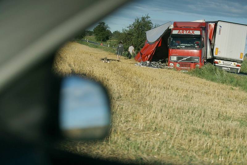 Kamion skončil v silničním příkopě u Veletova