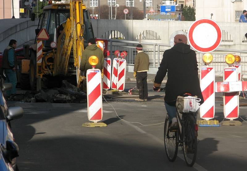 Uzavírka v Mostní ulici v Kolíně kvůli opravě parovodu