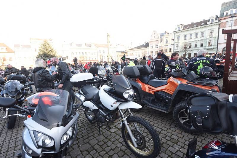 Již po osmnácté letos kolínští motorkáři říkající si Verbež kolínská uspořádali štědrovečerní vyjížďku s tradičním cílem u vánočního stromu na kolínském Karlově náměstí.