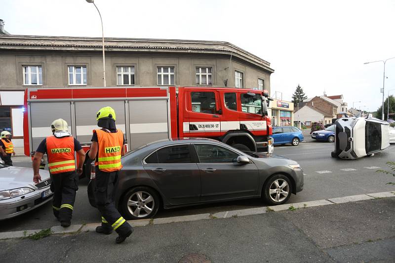 Dopravní nehoda automobilu značky Toyota RAV4 v ulici Na Louži v Kolíně.