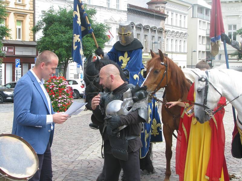 Místostarosta přivítal rytíře z Trakenu na náměstí