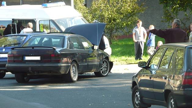 Dopravní nehoda na křižovatce ulic Míru a Mikoláše Alše v Kolíně