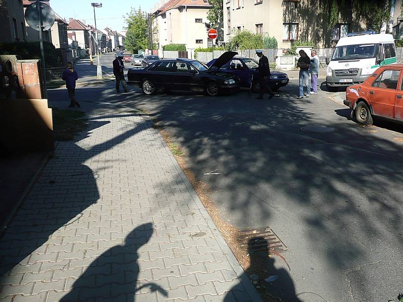 Dopravní nehoda na křižovatce ulic Míru a Mikoláše Alše v Kolíně