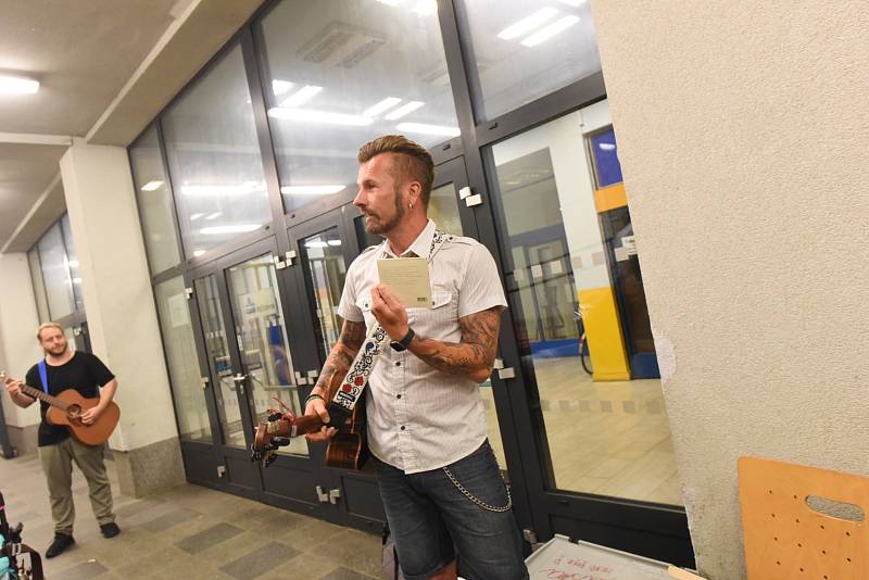 Hudební projekt Na pivo s Láskou v průchodu kolínského společenského domu.