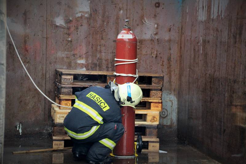 K zneškodnění tlakové láhve pomohli policejní odstřelovači.