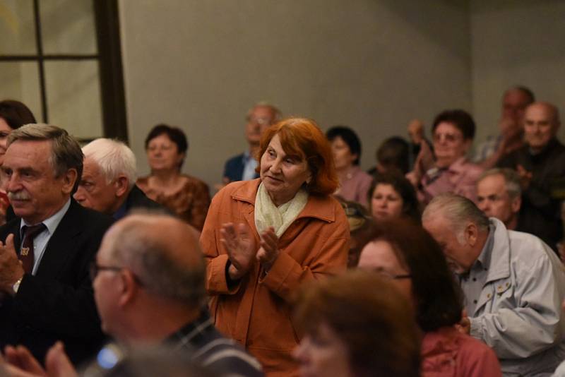 Tentokrát se v kolínské synagoze sešli členové a přátelé kolínského Kruhu přátel hudby na koncertu špičkového vokálně – instrumentálního souboru Linha Singers.