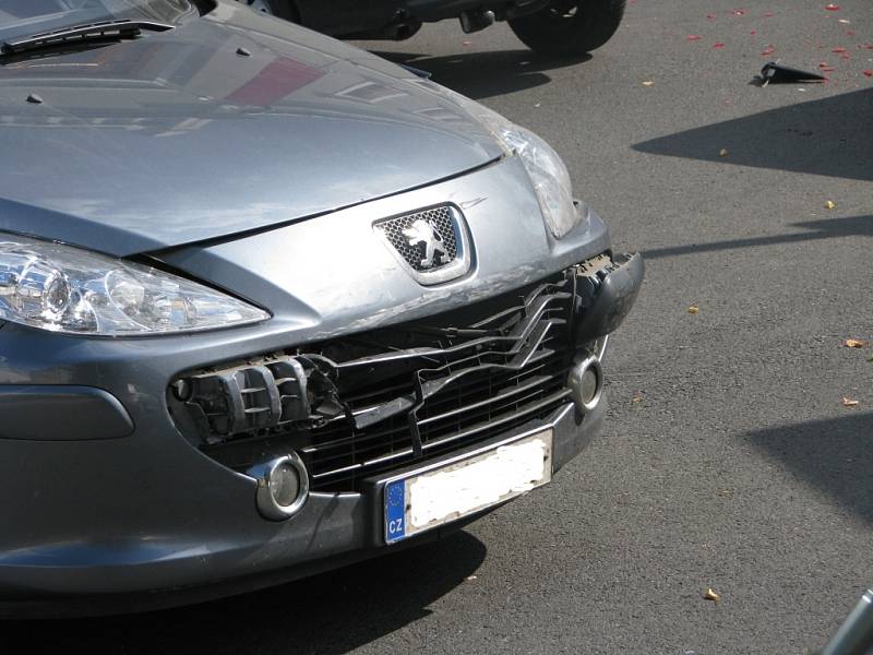 Dopravní nehoda dvou osobních vozidel v ulici Kmochova.