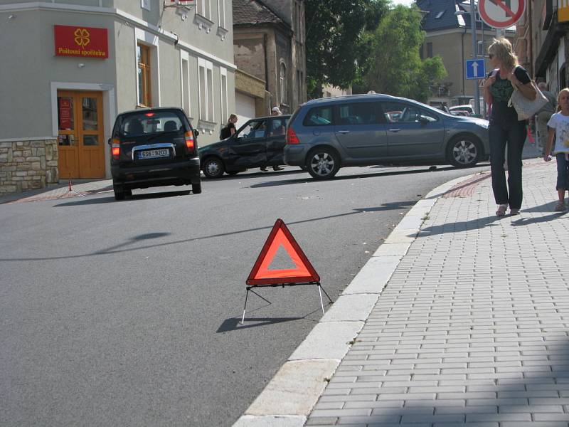 Dopravní nehoda dvou osobních vozidel v ulici Kmochova.