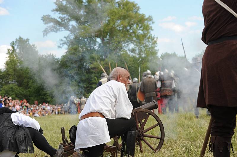 Z rekonstrukce historické bitvy 'Válka růží' na jízdárně v Kolíně.