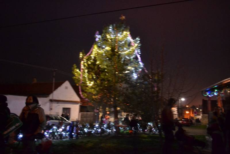 Vánoční stromečky rozzářily nejednu obec