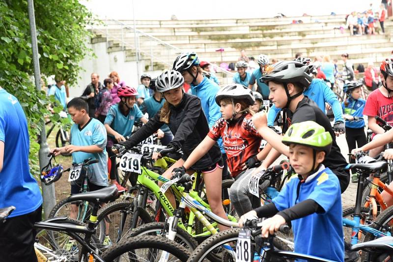 Poslední sportovní den v Kolíně ukončila cyklistika, basketbal i házená.