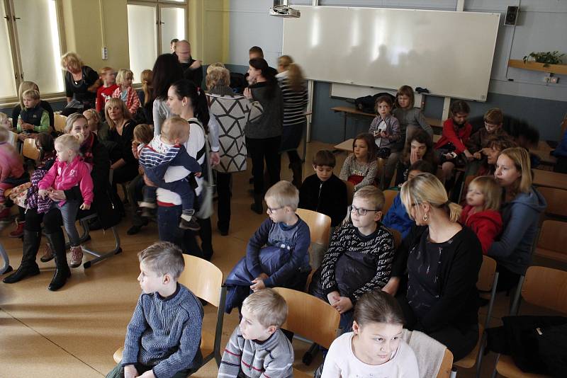 Již 9. ročník adventního jarmarku a festivalu kreativních dílen Andělské zvonění se uskutečnil v budově českobrodského gymnázia.