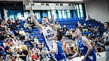 Z utkání nadstavby BC Geosan Kolín - Ostrava (89:77).