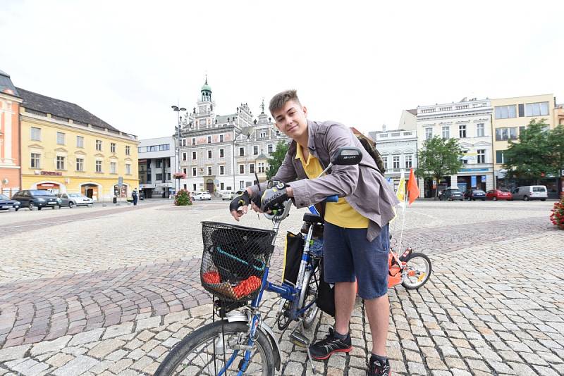 Cestu odvážného cyklisty požehnal farář a bývalý pedagog Jan Halama. 