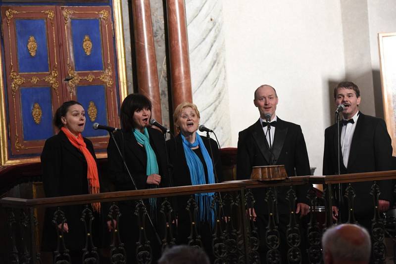 Tentokrát se v kolínské synagoze sešli členové a přátelé kolínského Kruhu přátel hudby na koncertu špičkového vokálně – instrumentálního souboru Linha Singers.