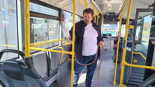 Z aplikace speciálního nástřiku odpuzujícího viry a bakterie v jednom z autobusů Městské hromadné dopravy v Kolíně.