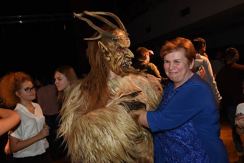 Krampusové přijeli do kulturního domu