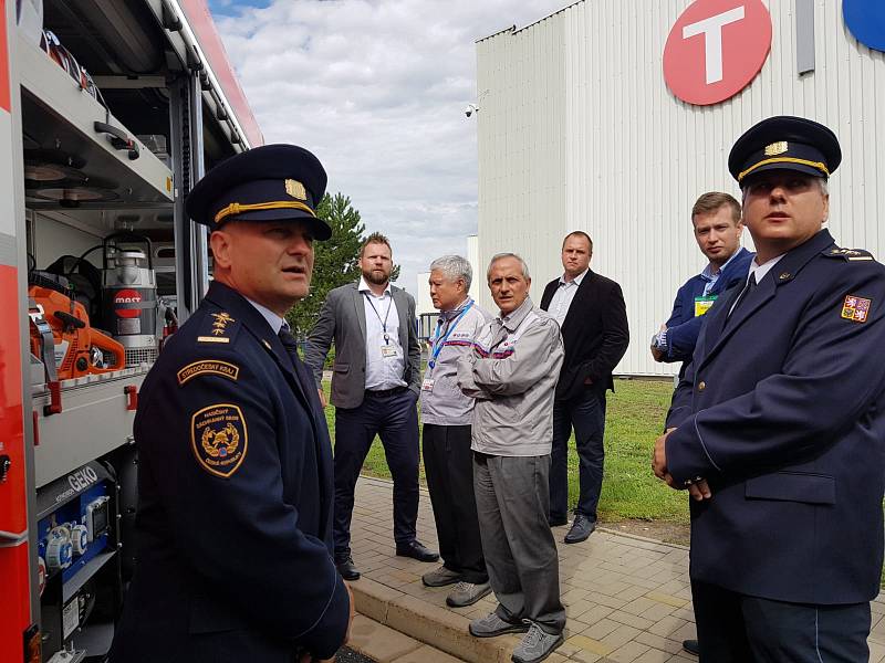 Ze slavnostního předání nové cisternové automobilové stříkačky pro hasiče v Ovčárech.