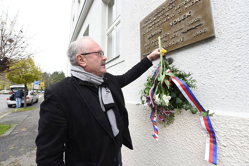 Památku Borise Volka uctila u jeho desky hrstka nejvěrnějších.