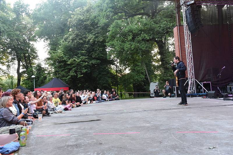 V Kolíně na sledování fotbalového utkání Česko - Dánsko navázal koncert kapely Chinaski.