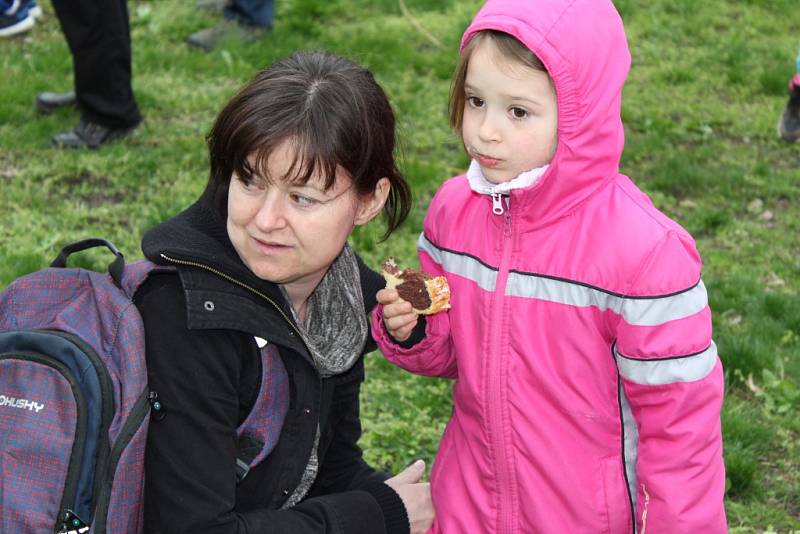 V Nebovidech se v sobotu odpoledne uskutečnilo příjemné velikonoční tvoření, alias vítání jara, zakončené vynášením Morany.