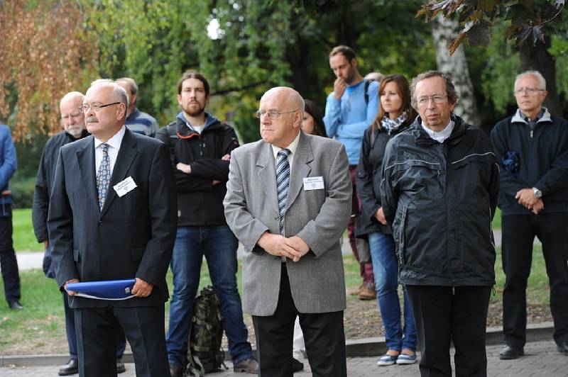 Již po dvanácté se v pondělí před budovou kolínské Obchodní akademie uskutečnil pietní akt k uctění dnes již sto jedenáctého výročí narození štábního kapitána a brigádního generála in memoriam Václava Morávka