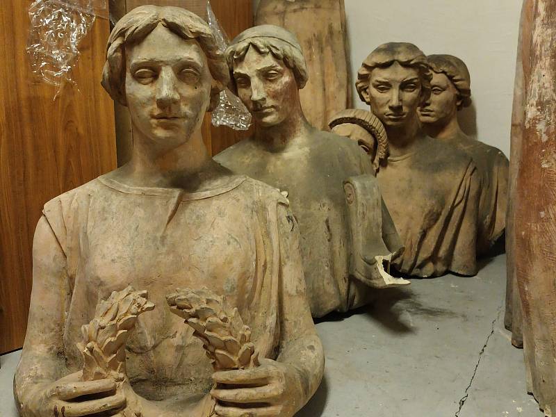Keramické sochy múz nalezené na půdě kolínského divadla.