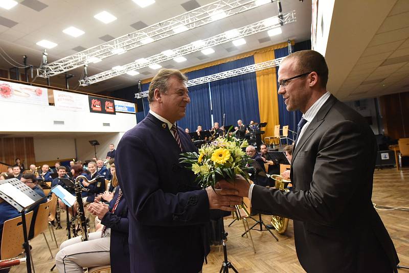 Z koncertu Městské hudby Františka Kmocha v Městském společenském domě v Kolíně.