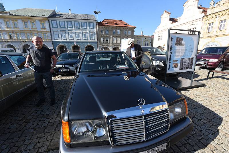 Kolínské Karlovo náměstí zaplnily automobily značky Mercedes – Benz