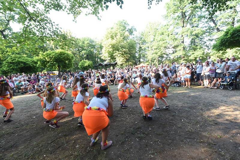 Otevřenou ulici zahájil starosta města Vít Rakušan a skupina Kolíňanka.