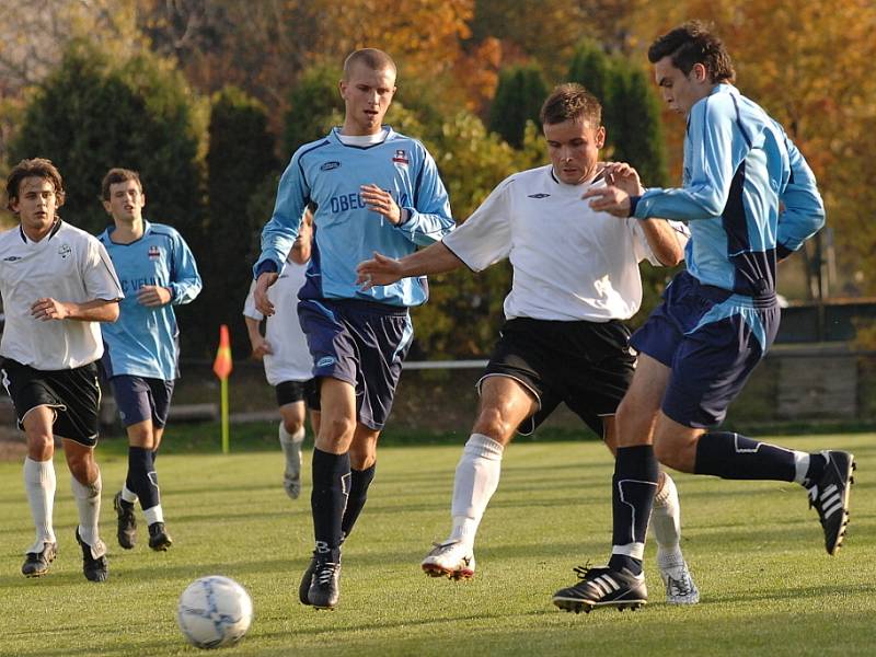 Z utkání Horní Měcholupy - Velim  2:1