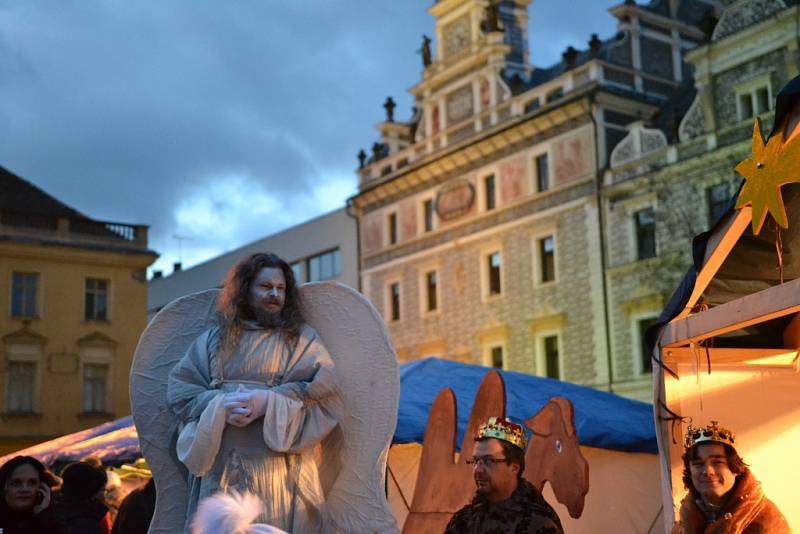 Kolíňáci zaplnili náměstí, aby se podívali na slavnostní rozsvícení vánočního stromu.