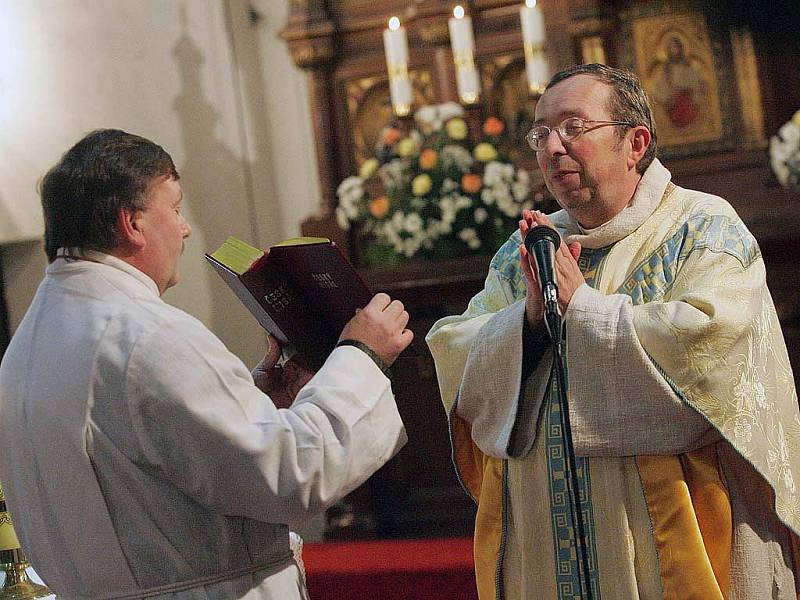 Půlnoční mše zaplnila kostel Nejsvětější Trojice